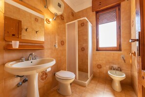 Shower, bidet, towels - Giovanni Apartment In Gallipoli, Ac, Seaside (Gallipoli)