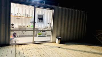 Refrigerador, placa de cocina, tetera/pava eléctrica