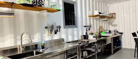 Réfrigérateur, plaque de cuisson, bouilloire électrique