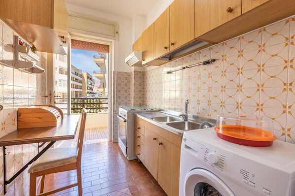 Fridge, oven, stovetop