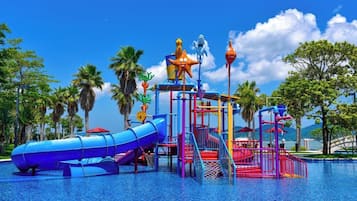 Área de juegos infantiles al aire libre