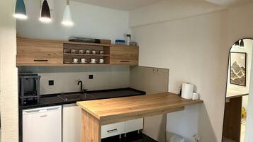 Fridge, microwave, cookware/dishes/utensils, dining table