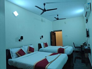 Escritorio, espacio para trabajar con laptop y wifi gratis