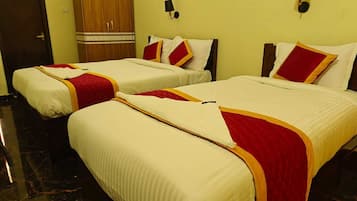 Family Quadruple Room | Desk, laptop workspace, free WiFi