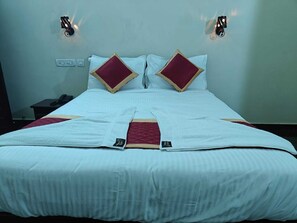 Schreibtisch, laptopgeeigneter Arbeitsplatz, kostenloses WLAN