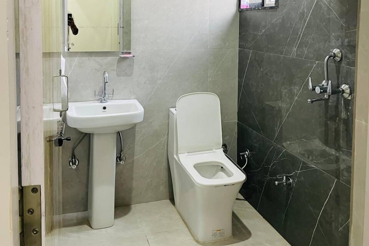Deluxe Room, Balcony, Mountain View | Bathroom | Shower, free toiletries, bathrobes, slippers