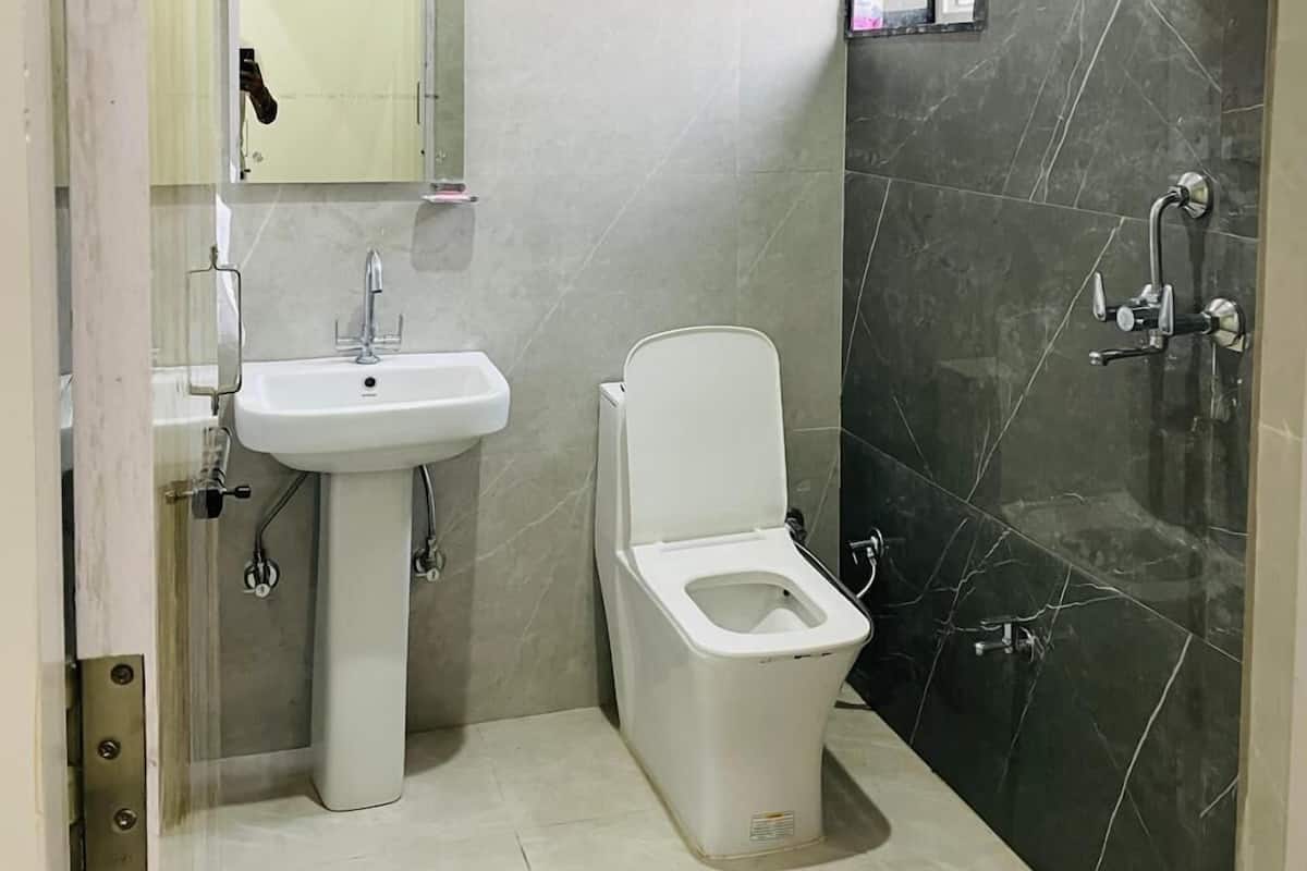 Habitación Deluxe, balcón, vista a la montaña | Baño | Regadera, amenidades de baño gratuitas, batas, pantuflas