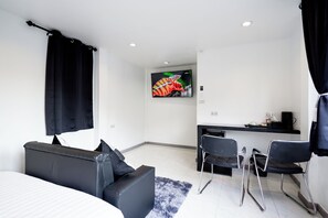 1 bedroom, desk, WiFi