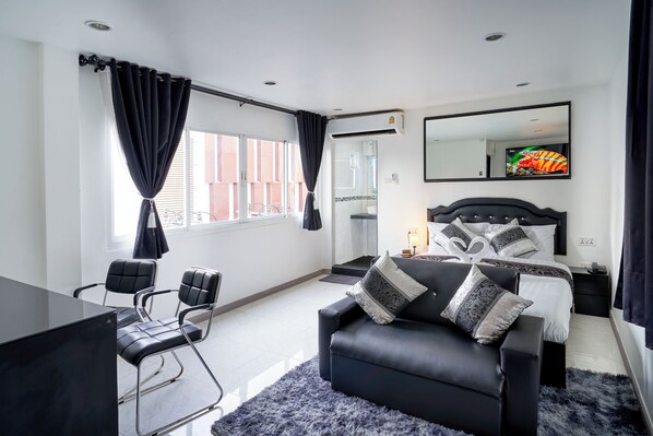 1 室のベッドルーム、デスク、WiFi