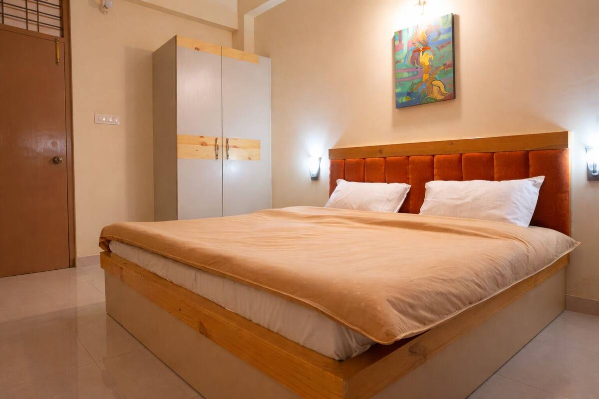 Um quarto com uma cama, um guarda-roupa e um quadro na parede.