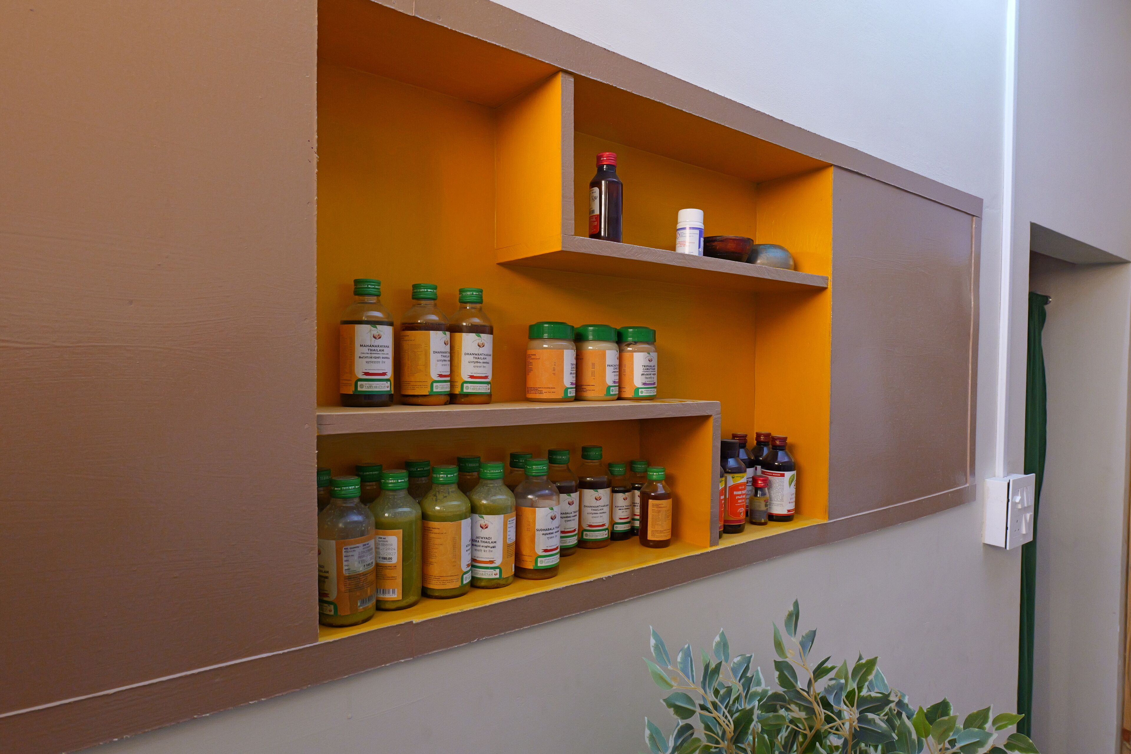 Una estantería con varias botellas, probablemente de bebidas o suplementos.