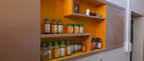 Una estantería con varias botellas, probablemente de bebidas o suplementos.