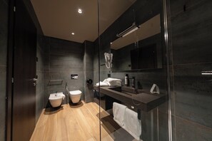 Familiekamer | Badkamer | Gratis toiletartikelen, een haardroger, handdoeken, zeep