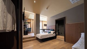 Un dormitorio moderno con cama, escritorio y vestidor.