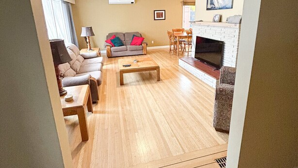 Ein Wohnzimmer mit Sofa, Couchtisch und Kamin.
