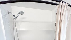 Ein modernes Badezimmer mit Badewanne, Dusche und Toilette.