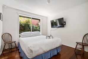 3 bedrooms, desk, WiFi, bed sheets