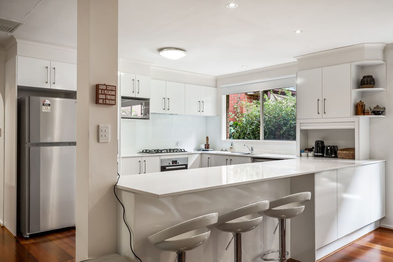 Microonde, lavastoviglie, seggiolone, tavolo da pranzo