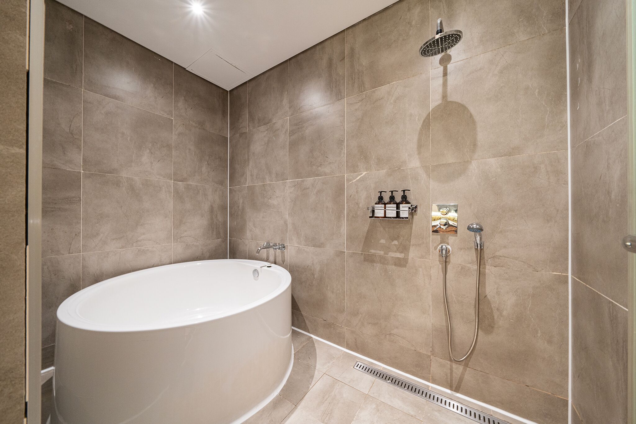 Business Double Room | Bathroom | Hair dryer, bathrobes, slippers, bidet