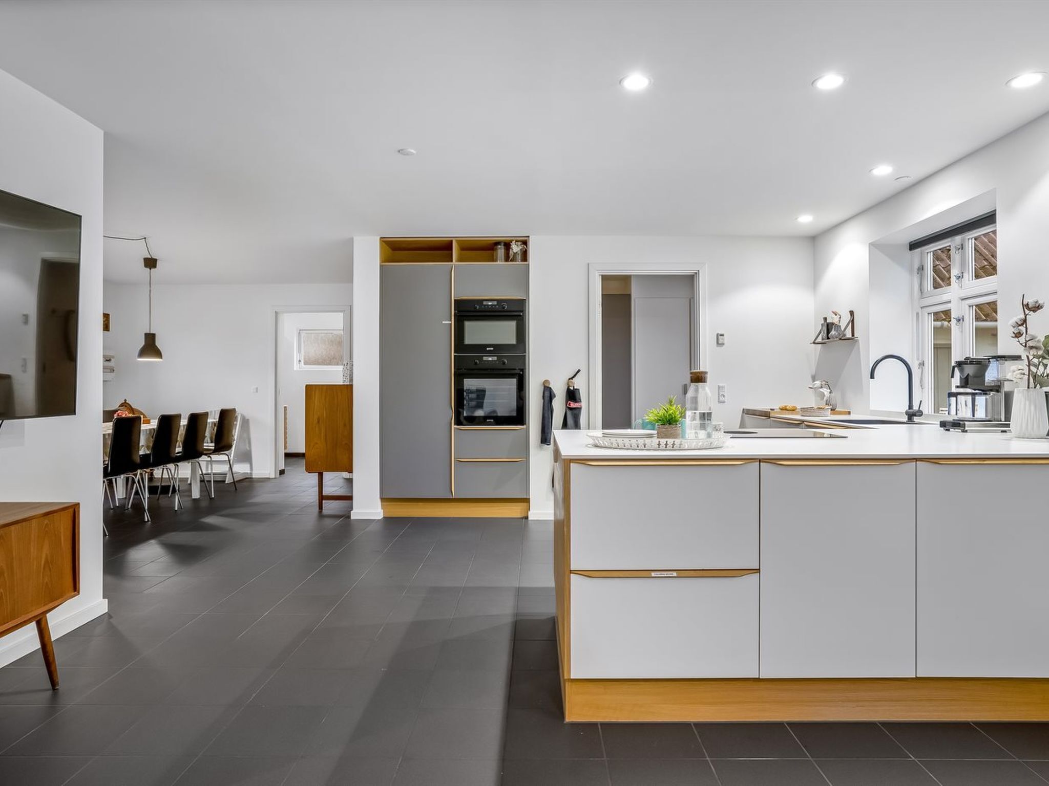 Réfrigérateur, four à micro-ondes, un four, lave-vaisselle