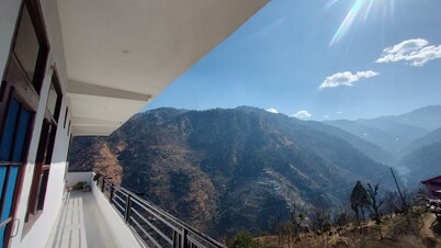 Quaint 4-bedroom house in Kumarsain with stunning mountain views