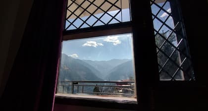 Quaint 4-bedroom house in Kumarsain with stunning mountain views