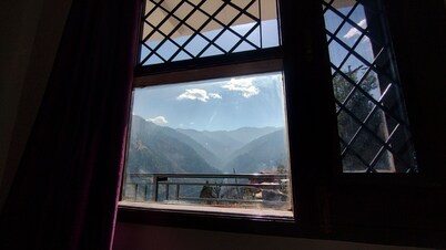 Quaint 4-bedroom house in Kumarsain with stunning mountain views