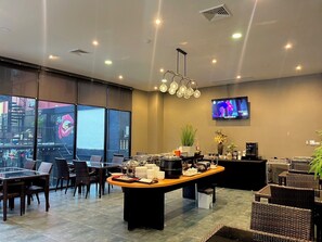 Frokost med lokale retter hver dag (THB 150 per person)