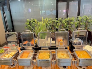 Sarapan masakan setempat setiap hari (THB 150 per orang)