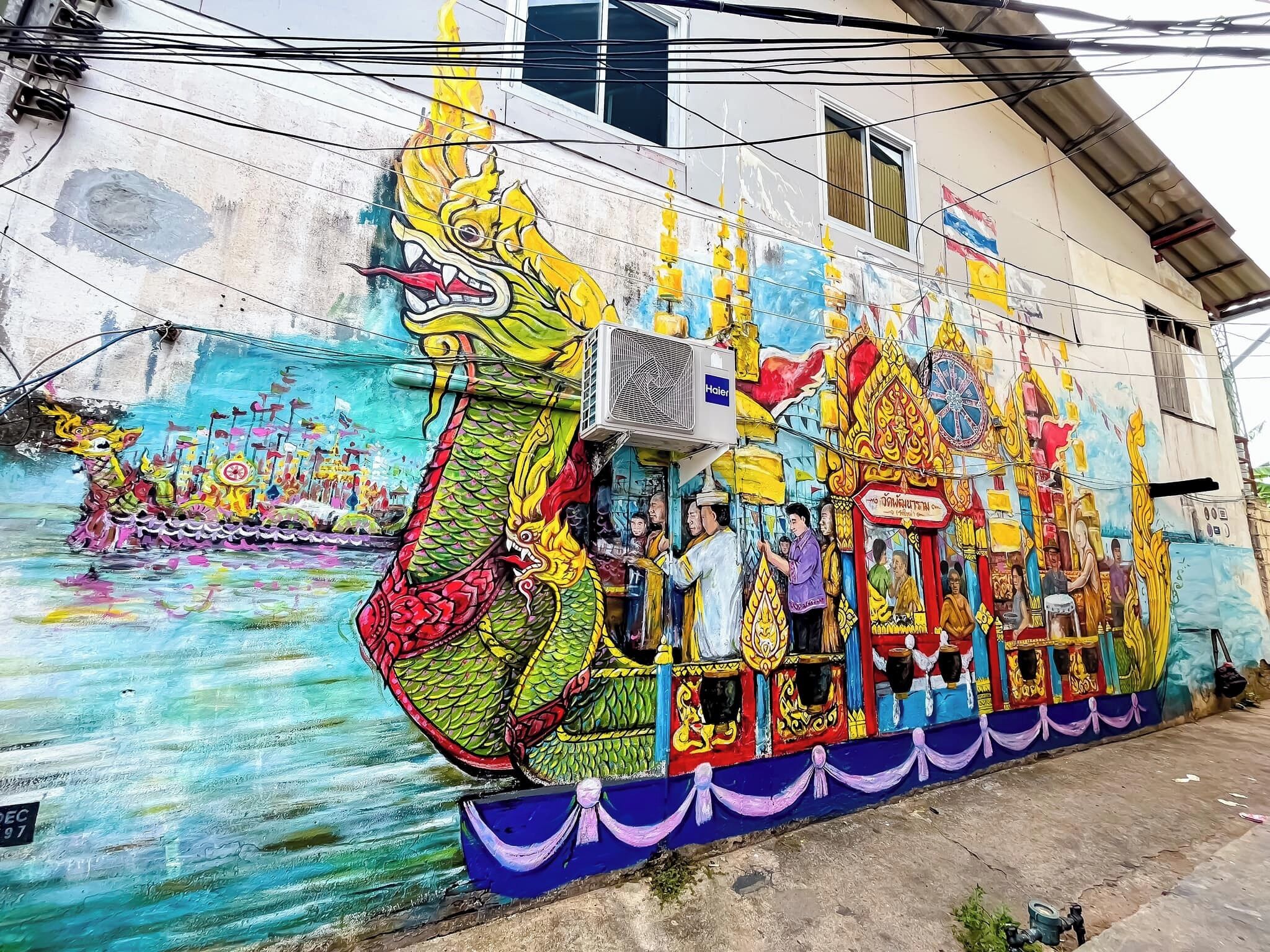 Un mural colorido de un dragón en una pared de edificio.