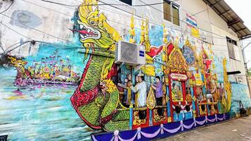 Un mural colorido de un dragón en una pared de edificio.