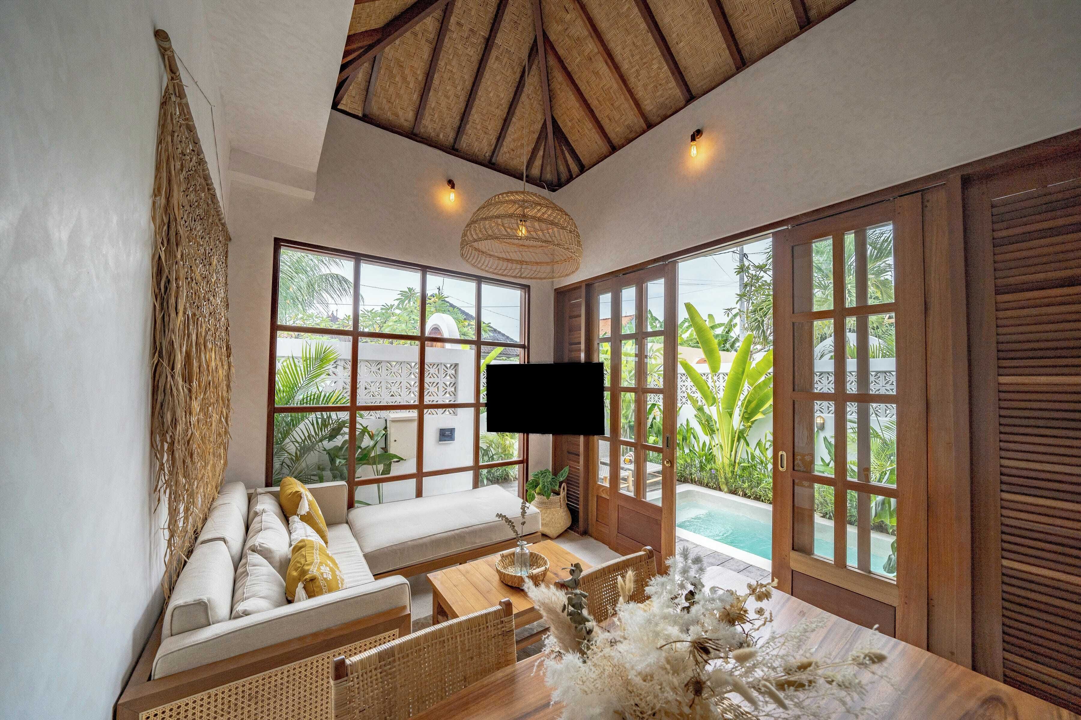 Villa Standard, 1 chambre, patio, vue sur la piscine | Aire de séjour | Téléviseur connecté de 42 po avec télévision numérique