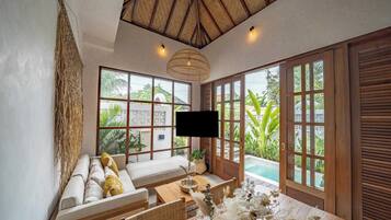 Villa Standard, 1 chambre, patio, vue sur la piscine | Aire de séjour | Téléviseur connecté de 42 po avec télévision numérique