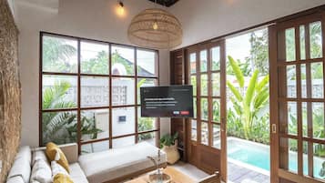 Villa Standard, 1 chambre, patio, vue piscine | Coin séjour | TV connectée de 42 pouces avec chaînes numériques
