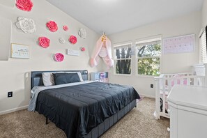 3 bedrooms, iron/ironing board, WiFi - Furnished 2bd 2ba Condo w/ Loft & Garage in Gated Community – Poolside Retreat (Sacramento)