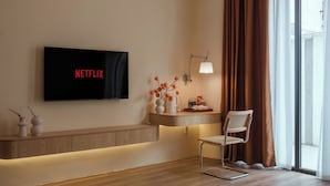 Un moderno salón con una televisión de pantalla plana mostrando 