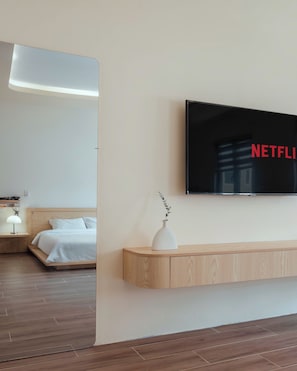 Caja de seguridad en la habitación, muebles diferentes y escritorio 