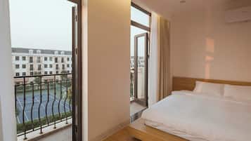 Phòng Deluxe, ban công | Két bảo mật tại phòng, trang bị nội thất với thiết kế riêng biệt, bàn