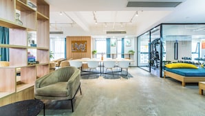 Un interior moderno con comedor, sofá, cama y espacio para hacer ejercicio.