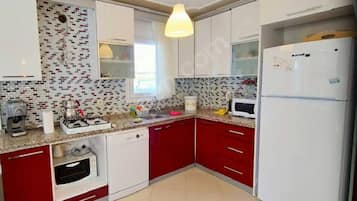 Fridge, microwave, dishwasher, coffee/tea maker