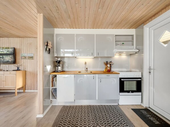 Fridge, microwave, dishwasher, cookware/dishes/utensils