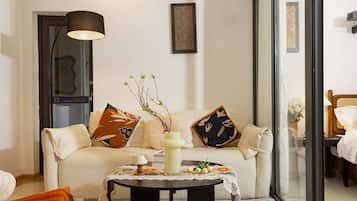 Decoración personalizada, escritorio y espacio para trabajar con laptop