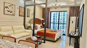 Luxury Studio Suite, Multiple Beds, Kitchen, Partial Ocean View