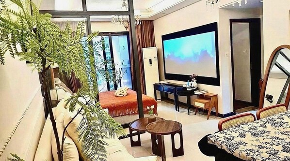 Luxury Studio Suite, Multiple Beds, Kitchen, Partial Ocean View | Premium bedding, individually decorated, desk, laptop workspace - Su Man Designer River View Hotel (Chongqing)