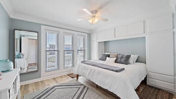 4 habitaciones, escritorio y tabla de planchar con plancha