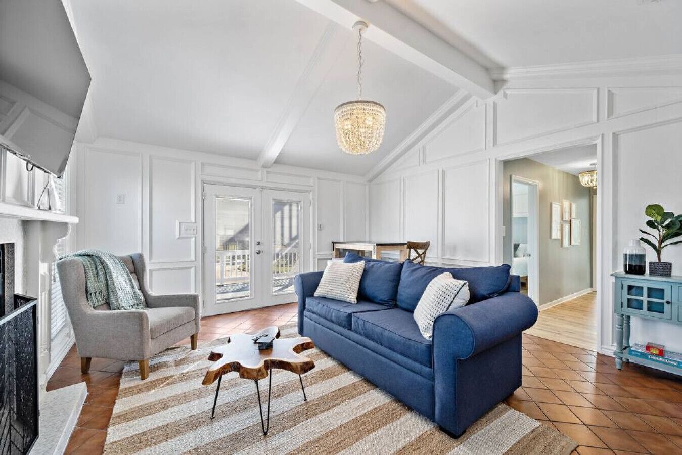 Smart-TV, peis og bøker