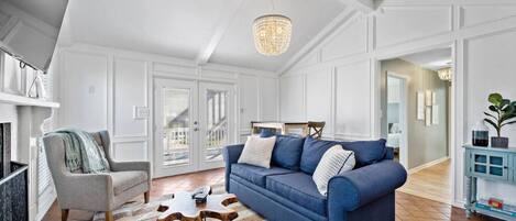 スマートテレビ、暖炉、書庫