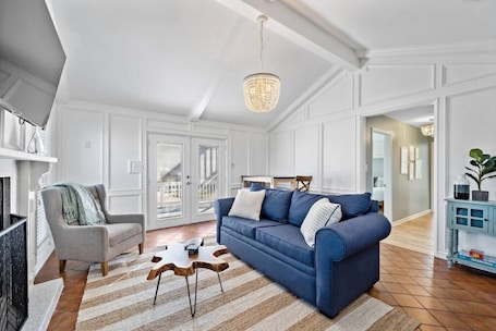Smart TV, fireplace, books. Stunning Beach House, Ocean Views & Spacious Deck