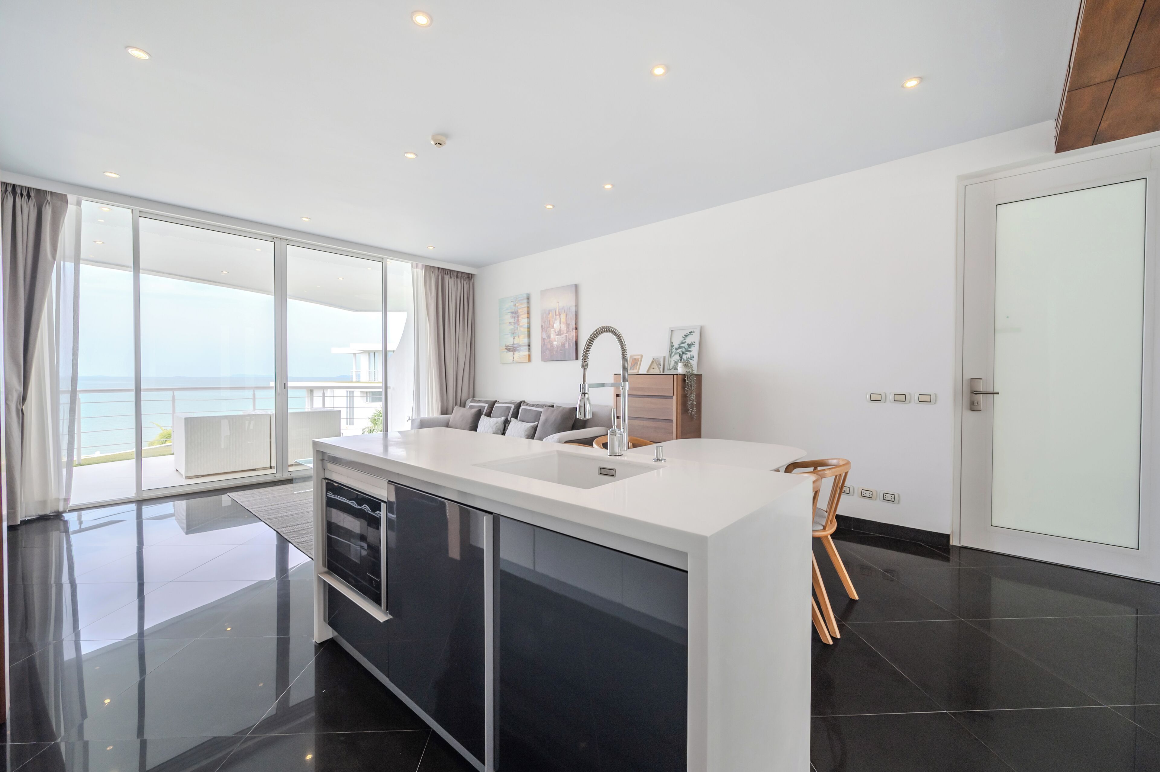 Refrigerador, microondas, parrilla de estufa y tetera eléctrica 