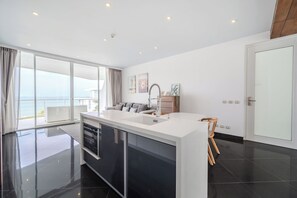 ثلاجة، ميكروويف، موقد طهي مسطح، غلّاية كهربائية